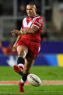 Tonga 'dan Tui Lolohea, 24 Ekim 202' de İngiltere 'nin St. Helens kentinde oynanan Rugby Ligi Dünya Kupası 2021 karşılaşmasında önde gidiyor.