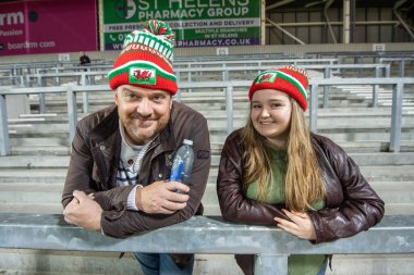 Galler taraftarları, Rugby Ligi Dünya Kupası 2021 karşılaşması öncesinde, 24 Ekim 202 'de St Helens, İngiltere' de oynanan ve tamamen Wicked Stadyumu 'nda oynanan Tonga vs Galler karşılaşmasına katılmaya başladılar.