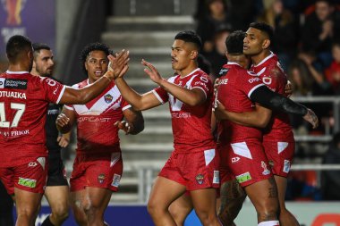Tonga 'dan Daniel Tupou, 24 Ekim 202' de İngiltere 'nin St Helens kentinde oynanan Rugby Ligi Dünya Kupası 2021 maçında Tonga Galler' e karşı oynadığı maçı kutluyor.