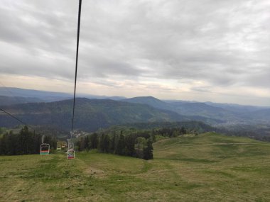 2022 baharında Karpat Dağları 'nın fotoğrafı. Teleferik..