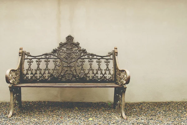 Ατσάλι Long Καρέκλα Φόντο Τοίχου Plaster Στον Κήπο — Φωτογραφία Αρχείου