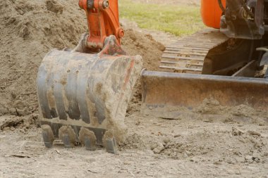 bir inşaat sahasında tarak makinası