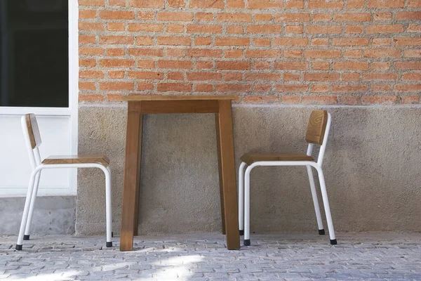 Mesa Cadeiras Por Red Brick Wall Café — Fotografia de Stock