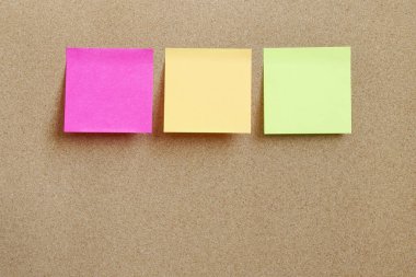 Metin İleti Eklemek için Üzerine Renkli Boş Notlar Yazılı Sıkıştırılmış Mantar Tahtası