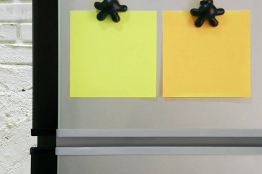 Buzdolabına yapıştırılmış Boş Renkli Kağıt Not Metin Mesajı Ekle