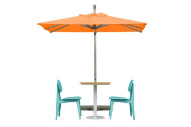 Turuncu Şemsiyeli Açık Masa ve Sandalyeler Kırpma Yolu ile Beyaz Arkaplanda İzole Edildi