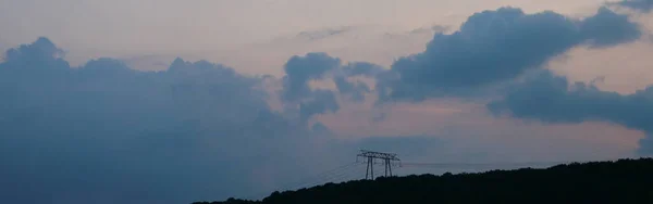 Colina Sobre Cielo Líneas Eléctricas Alto Voltaje Puesta Sol Aproximación —  Fotos de Stock