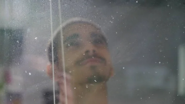 Młody Arabski Człowiek Spoglądający Niebo Przez Brudne Okno Uśmiechnięty Mężczyzna — Zdjęcie stockowe