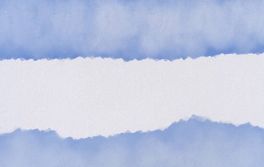 Basit ve suluboya kanlı yıkama ve tahıl kağıdında mürekkep lekesi tasarımı. Davetiye kartı için arka plan, bebek partisi, fotokopi alanı olan düğünler. Yaz için pastel mavisi.