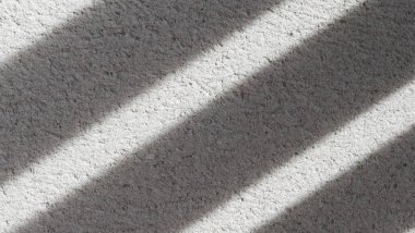 Estetik beyaz taş duvar, tahıl duvarı, boyalı duvar, çapraz gölgeli alçı doku, soyut sanatlı modern sanat. - Evet. Kitap, kapak ve baskı için soyut sanat