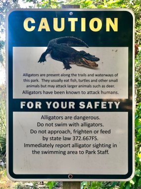 Bölgedeki timsah tehlikesi uyarısı için parkı imzalayın.