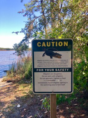 Bölgedeki timsah tehlikesi uyarısı için parkı imzalayın.