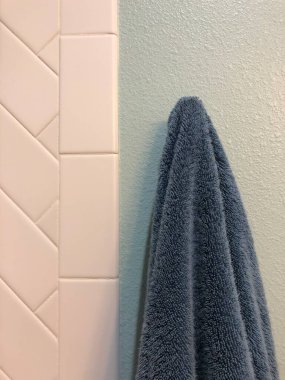 Banyo havluları ev içi banyoda asılı.