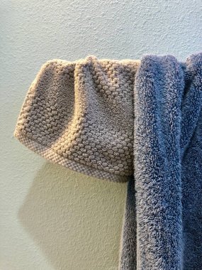 Banyo havluları ev içi banyoda asılı.