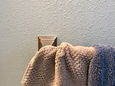 Banyo havluları ev içi banyoda asılı.
