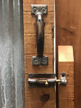 Metal sürgülü ahşap ve teneke kapı