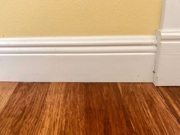 低角度ビューホームインテリア壁 床とベースボード — ストック写真