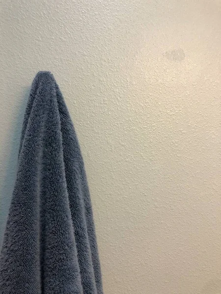 浴室里挂的浴巾 — 图库照片