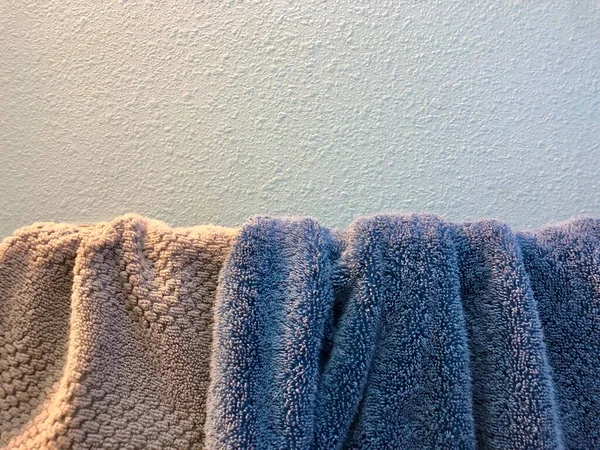 Fürdőszobai Törülközők Lógnak Otthoni Fürdőszobában — Stock Fotó