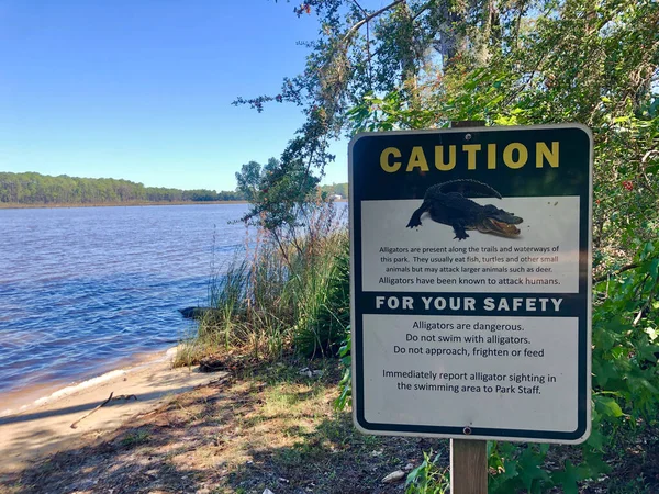 Teken Openbaar Park Waarschuwing Voor Alligator Gevaar Omgeving Stockafbeelding