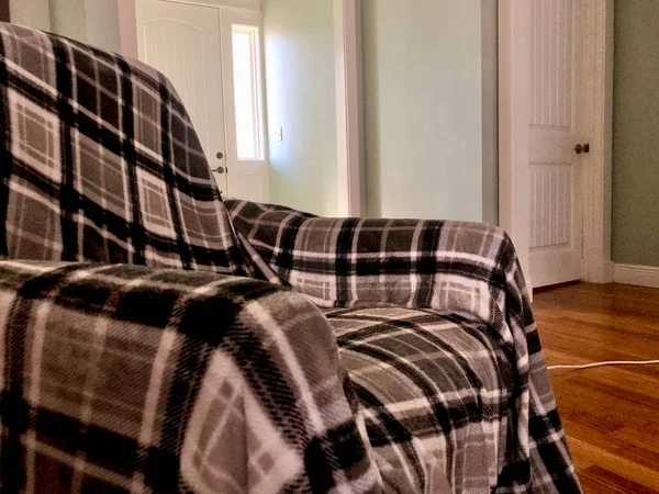 再生毛布で覆われたホームインテリアリクライニングの閉鎖 ロイヤリティフリーのストック写真