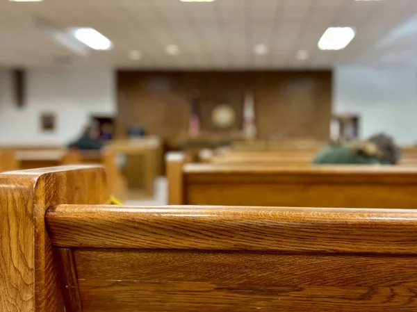 アメリカの小さな町の法廷で空の木製のひげ ロイヤリティフリーのストック画像