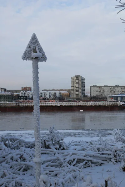 Frosty weather. Snow-covered bank of the Yenisei. Frost caution sign. River sign in the snow. — Stock fotografie