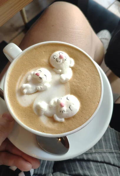 Uma chávena de cacau e marshmallows em forma de morsa. Café da manhã. — Fotografia de Stock