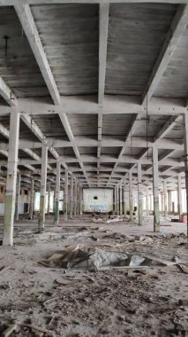 Sütunları olan sanayi binası. Terk edilmiş bir dükkan. Üretimin çöküşü.