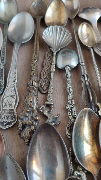 Cucharaditas. Antigüedades. Colección de cucharas viejas. Cubertería. Fotos de stock