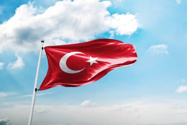 Türk bayrağı ve mavi gökyüzü bulutlu.