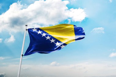 Mavi gökyüzünde Bosna ve Herzegovina bayrağı