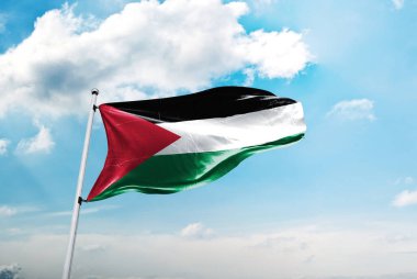 Mavi gökyüzünde Filistin bayrağı. 