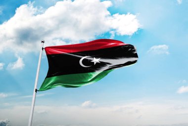 Mavi gökyüzünde libya bayrağı