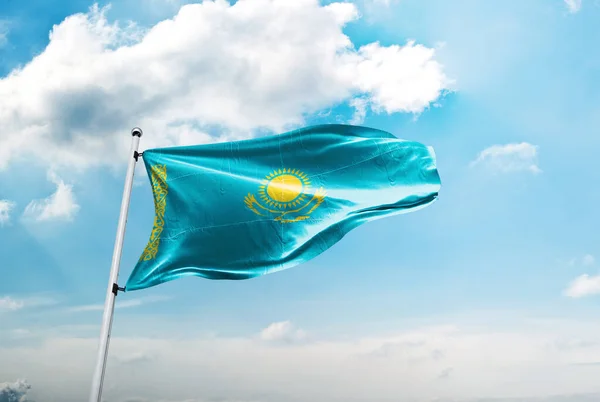 Флаг Казахстана Голубом Небе — стоковое фото