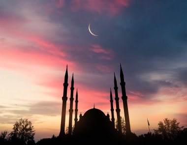Caminin günbatımı gökyüzü, kutsal ve İslami gece ve siluet cami