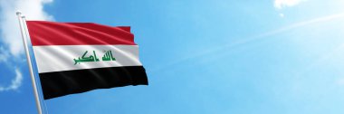 Mavi gökyüzünde Irak bayrağı. Yatay panoramik pankart.