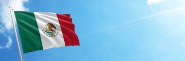 Mavi gökyüzünde Meksika bayrağı. Yatay panoramik pankart.