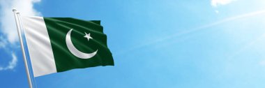 Mavi gökyüzünde Pakistan bayrağı. Yatay panoramik pankart.