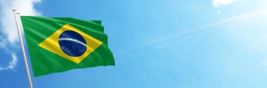 Mavi gökyüzünde Brezilya bayrağı. Yatay panoramik pankart.