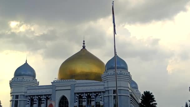 Vidět Nádhernou Mešitu Zlatou Kupolí Městě Bandung Indonésii Při Západu — Stock video