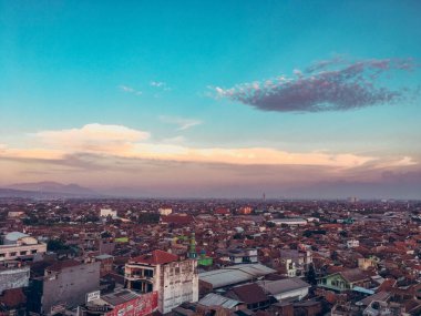  Endonezya 'nın Bandung şehrinde şafak vakti güzel mavi gökyüzü