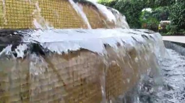 Şehir parkındaki güzel bir şelalenin önündeki atmosfer arka plan için iyi.