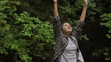 Şelalenin yanındaki ormanda güzel bir kız.