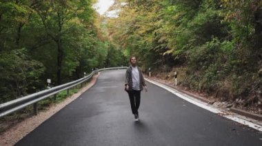 Ormanda yol kenarında güzel bir kız ve temiz havanın tadını çıkarıyor.