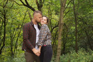 Ormanda birbirine aşık bir çift.