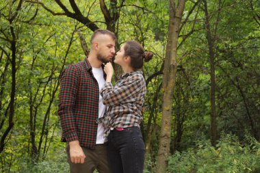 Ormanda birbirine aşık bir çift.