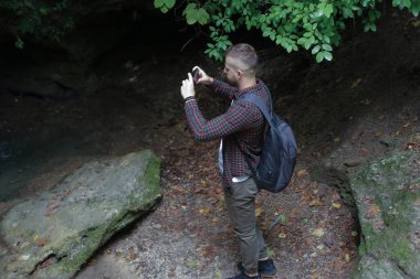 Ormanda telefonu olan bir adam.