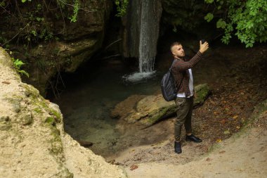 Ormanda telefonu olan bir adam.