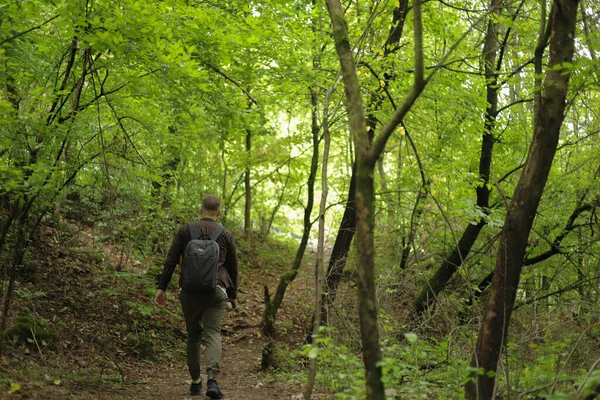 Ein Junger Mann Läuft Neben Der Straße Und Wald — Stockfoto